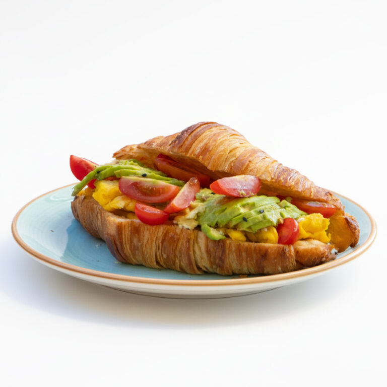 Palta laminada, huevo y cherry
