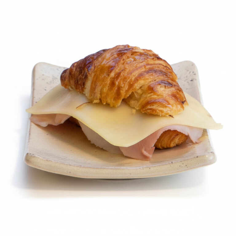 Media luna de jamón y queso